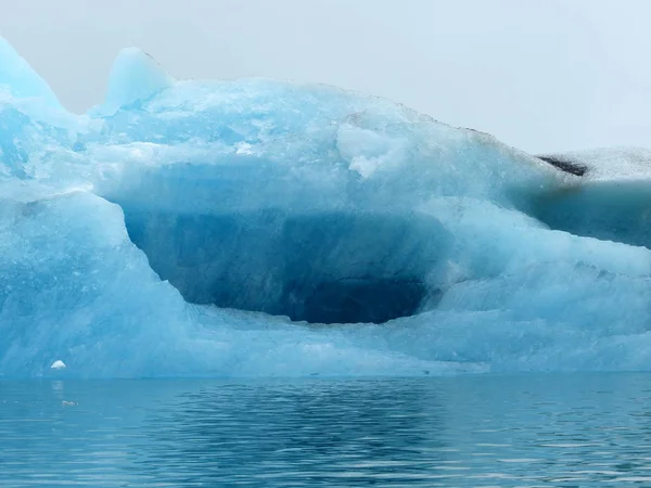 Der Dunkelblaue Eisberg Treibt Langsam Der Lagune Island — Stockfoto