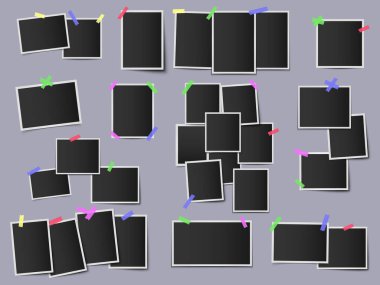 Renkli yapıştırıcı bantlardaki fotoğraflar. Vintage fotoğraf çerçeveleri, hipster enstantane fotoğraf duvarı maketi, anlık fotoğraf şablonu çizimi seti