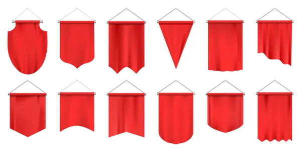 Ρεαλιστικές υφασμάτινες πένες. Κενό 3d σημαίες, κόκκινο ύφασμα κρέμονται σημαία, διαφήμιση ή βασιλικό βραβείο mockups απομονωμένο διάνυσμα εικονογράφηση σετ — Διανυσματικό Αρχείο