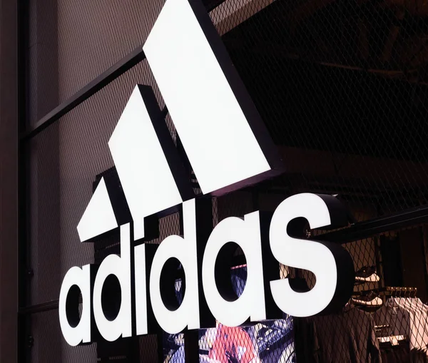Rusya, Yekaterburg. 02 Kasım 2019. Adidas Şirketi logosu, spor giyim mağazası.