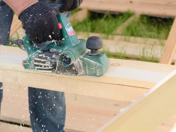 Proceso Procesamiento Una Tabla Madera Con Carpintero Utilizando Una Cepilladora — Foto de Stock