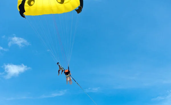 Extreme Szórakozás Turisták Repülő Ejtőernyővel Egy Nyári Nyaralás Központban — Stock Fotó