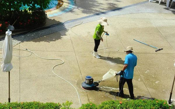 Equipe Hotel Limpa Área Com Polidor Piso Elétrico Detergentes Sujeira — Fotografia de Stock