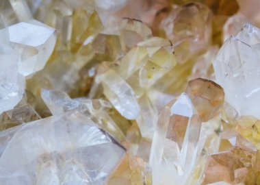 Arka plan, dumanlı kuvars kristalleri yakın plan, kayanın içinde. En yaygın mineral.