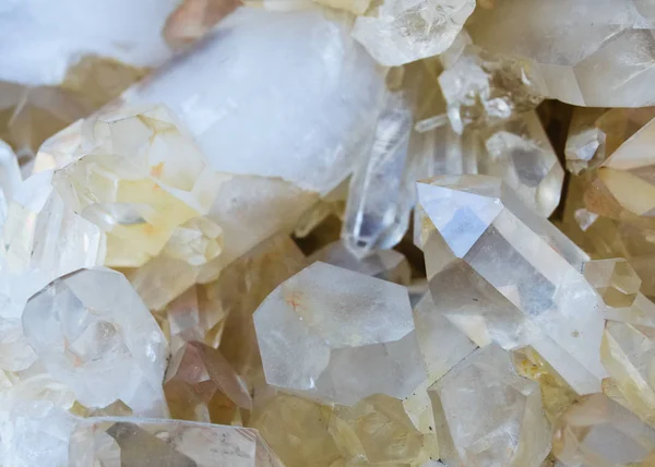 Arka plan, dumanlı kuvars kristalleri yakın plan, kayanın içinde. En yaygın mineral.