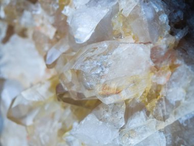 Arka plan, dumanlı kuvars kristalleri yakın plan, kayanın içinde. En yaygın mineral.