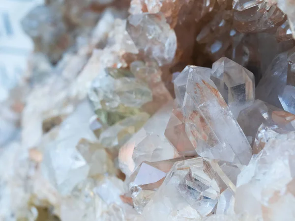 Arka plan, dumanlı kuvars kristalleri yakın plan, kayanın içinde. En yaygın mineral.