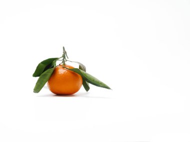 Beyaz arkaplanda yapraklı mandalina