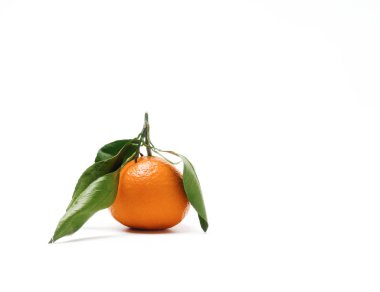 Beyaz arkaplanda yapraklı mandalina