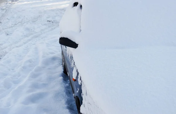 Samochód Jest Całkowicie Pokryty Śniegiem Ciężkiej Burzy Śnieżnej — Zdjęcie stockowe