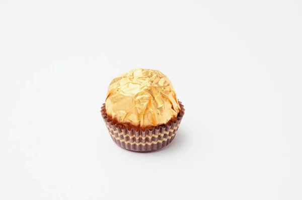 Ένα Στρογγυλό Σοκολατένιο Γλυκό Χρυσό Περιτύλιγμα Λευκό Φόντο Σοκολάτες Κοντινές — Φωτογραφία Αρχείου
