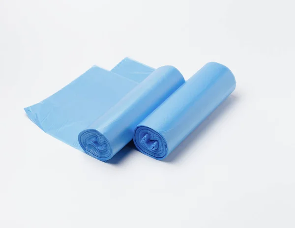 Ev çöpleri için tek kullanımlık plastik poşetler ya da beyaz arka planda atıklar