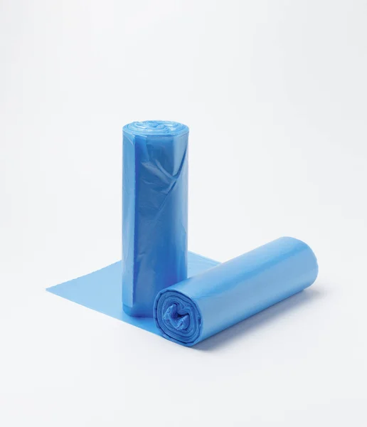 Ev çöpleri için tek kullanımlık plastik poşetler ya da beyaz arka planda atıklar