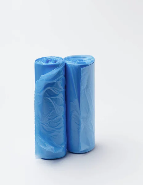 Ev çöpleri için tek kullanımlık plastik poşetler ya da beyaz arka planda atıklar