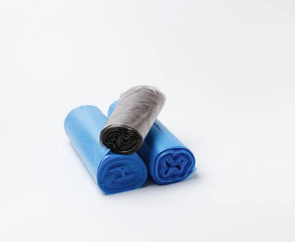 Ev çöpleri için tek kullanımlık plastik poşetler ya da beyaz arka planda atıklar