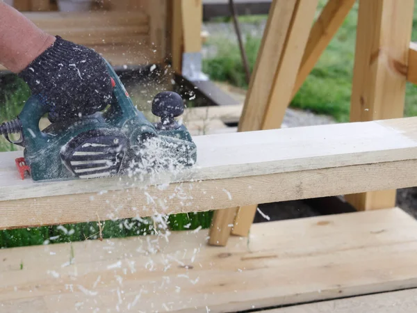 Proceso Procesamiento Una Tabla Madera Con Carpintero Utilizando Una Cepilladora — Foto de Stock