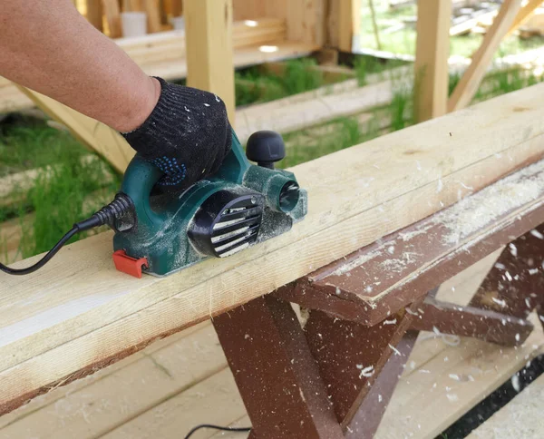 Proceso Procesamiento Una Tabla Madera Con Carpintero Utilizando Una Cepilladora — Foto de Stock