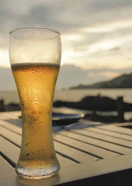 Bicchiere Birra Fresca Rinfrescante Tavolo Legno Sera All Aperto — Foto Stock