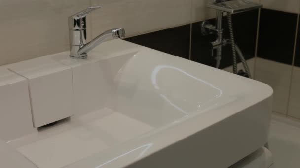 Sanitäre Behandlung Des Badezimmerwaschbeckens Mit Einem Antiseptischen Mittel Gegen Viren — Stockvideo