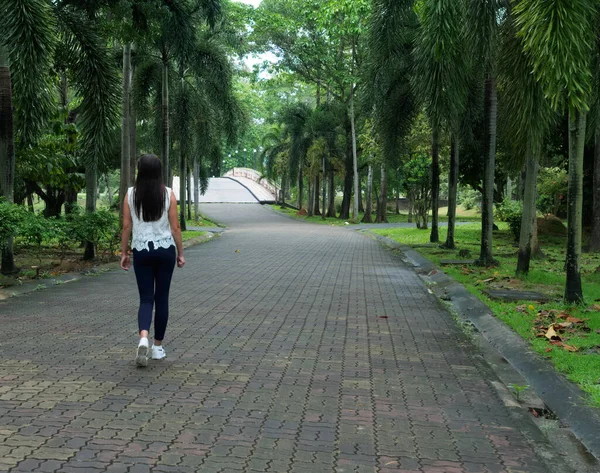 Boş Bir Parkta Sokakta Tek Başına Yürüyen Bir Kız Izolasyonunun — Stok fotoğraf