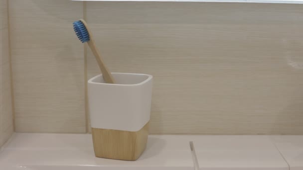 Hombre Toma Cepillo Dientes Madera Del Soporte Mano Lado Izquierdo — Vídeos de Stock