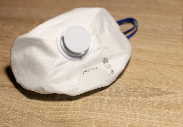 Yüz kalkanı, flepli, seviye FFP2. Koronavirüse karşı koruma, mikroplar, virüsler, bakteriler. Respirator Anti Kirlilik Kanat Katlaması Maskesi