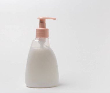 Beyaz arka planda boş plastik bir şişe sıvı sabun ve el dezenfektanı.