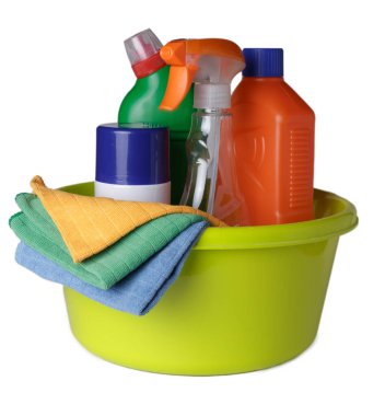 Ev temizlik seti. Yeşil bir leğen ya da kovada renkli paçavraları (mavi, yeşil, turuncu) olan plastik temizlik maddesi şişeleri, beyaz arkaplanı izole eder