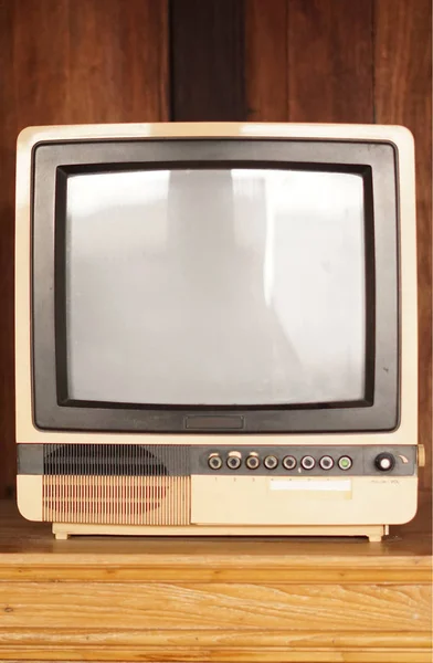 复古老电视在复古木墙壁棕色背景. — 图库照片