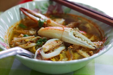 Deniz ürünleri noodle, karides, kalamar, yengeç ve kerevit Chanta gıda