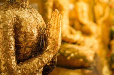 Tapınak, Tayland altın Buddha heykeli yakın.