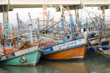 gün batımında denizde balıkçı teknesi.
