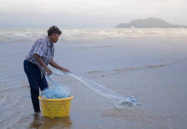 12 Temmuz 2017 - Chanthaburi, Tayland - balıkçı reparing FIS