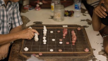 Adam eski oynayan bir satranç tahtası ahşap tablo.