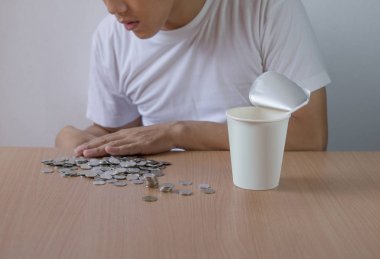 Serbest adam t stresli paraları saymak maaş yok