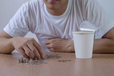 Serbest adam maaş içinde stresli sikke bakmak zorunda değilsiniz