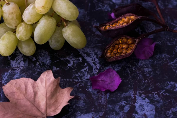 Куча винограда украшена листьями — стоковое фото