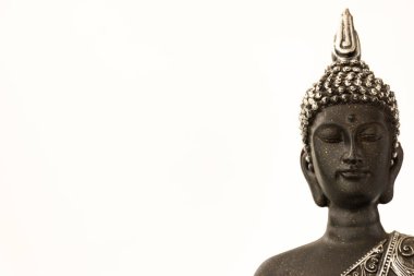 Renkli arkaplanda Buda heykeli