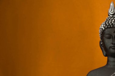 Renkli arkaplanda Buda heykeli