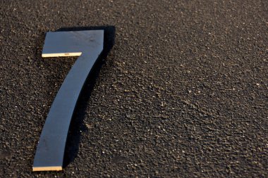 Topraktaki metal numaralar