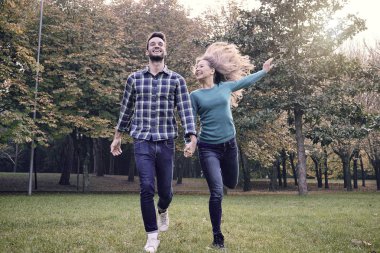 Park yaşam. mutlu çift rahat sonbahar giyim Park'ta çalışan.