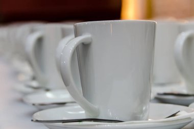 Katılımcılar için taze kahve hazır.