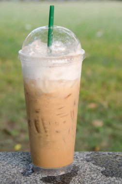 Parktaki mermer masada buzlu kahve.