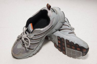 Beyaz arka planda eski spor ayakkabıları