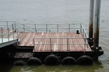 Gündüz vakti nehir kenarındaki eski rıhtımlar.