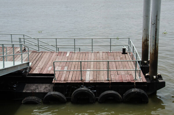 Днем старые доки у реки
