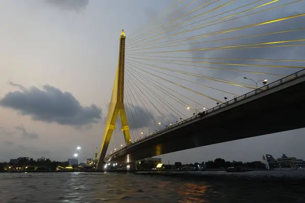 Sekizinci Rama. Bangkok 'taki Köprü, Abendlicht.              