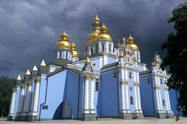 Kara bulutlu Kiev 'deki St. Michael Manastırı.