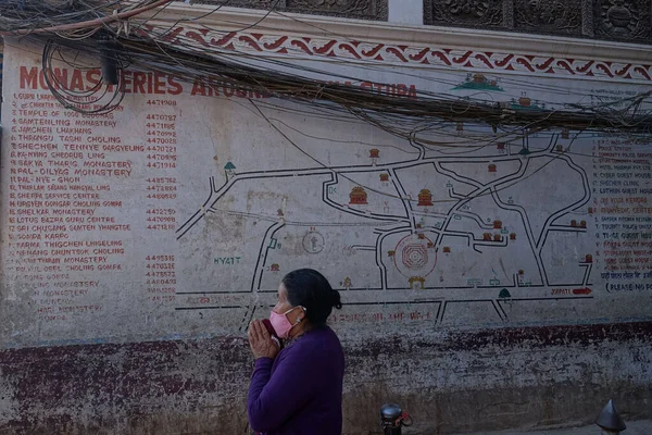 Boudha, Nepal 'de dua eden kadın