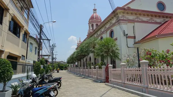 Bangkok, Tayland 'daki Santa Cruz Kilisesi' nin yan görüntüsü